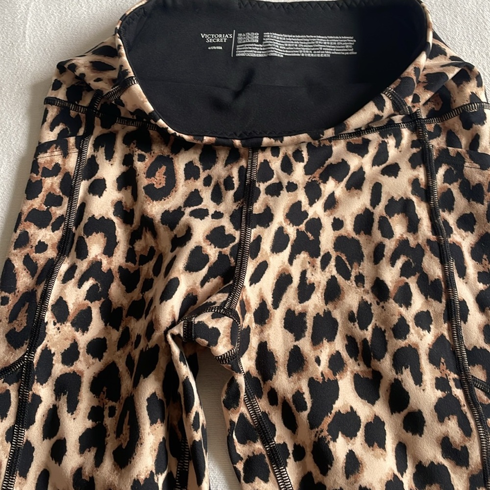 Victoria’s Secret size 4 leggings w/pockets
